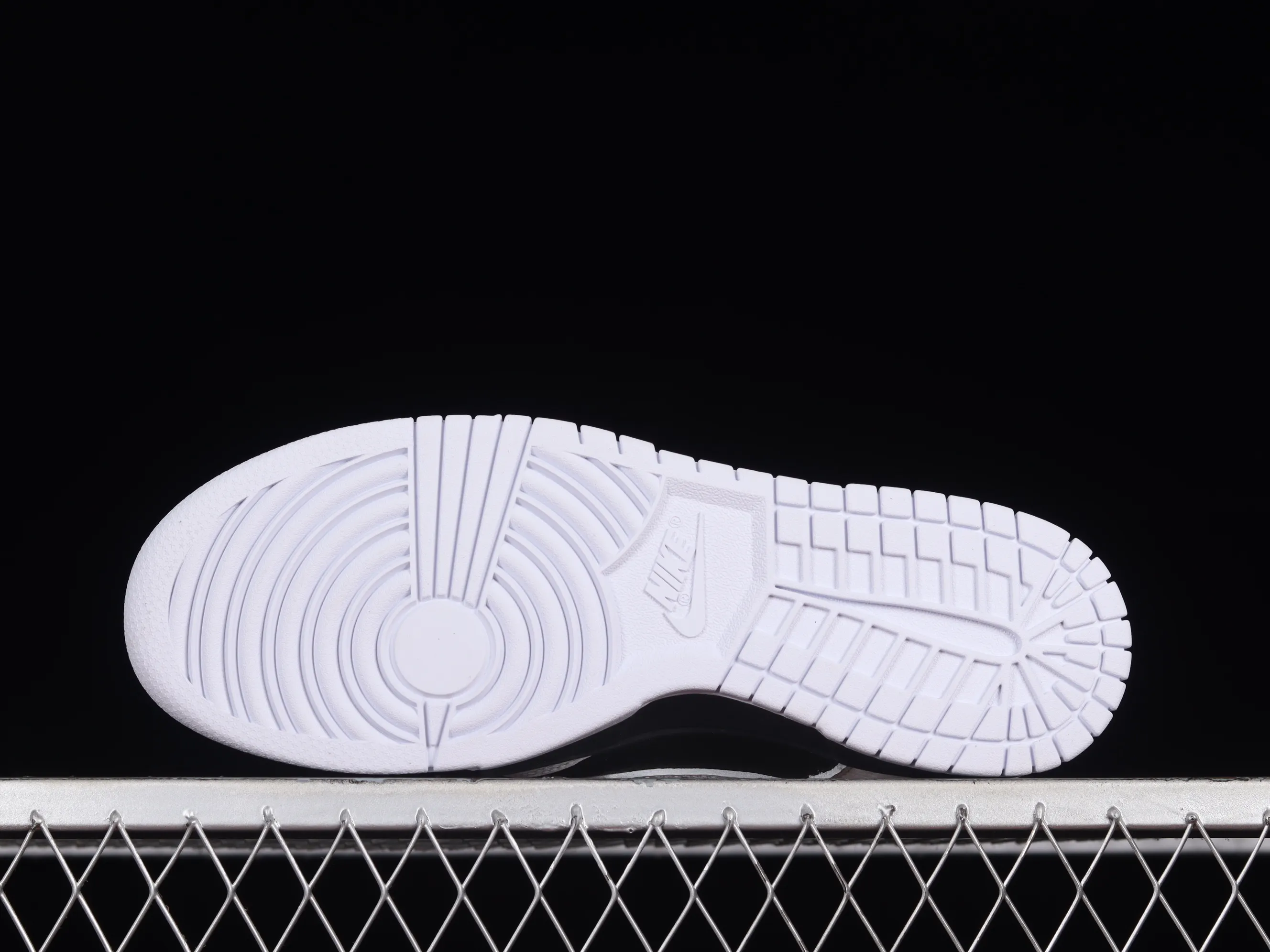 All Categories Nk SB Dunk Series Nk SB Dunk Low Low-top Sneakers C Version Nk Dunk Low "Reverse Panda" White and Black Reverse Panda SB Smashing Backboard Fashion Casual Sneakers FD9064-011